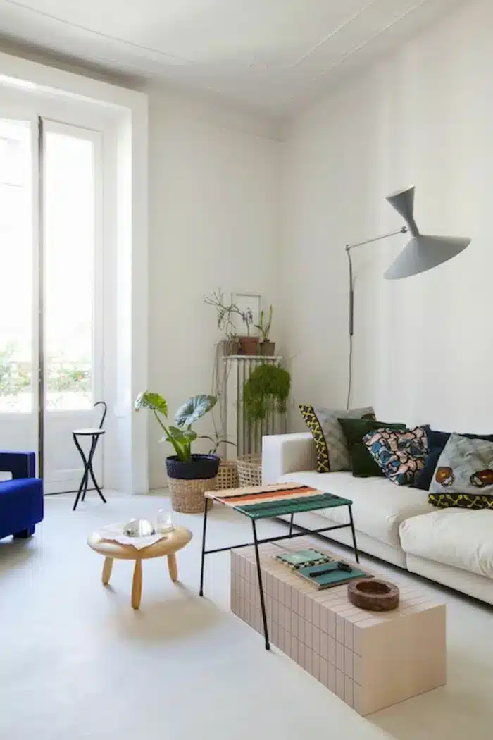 Transform Your Studio Apartment into a Stunning Loft: Expert Tips and Tricks 3 Foto de um ambiente de kitnet convertido em loft, mostrando uma decoração moderna e funcional.