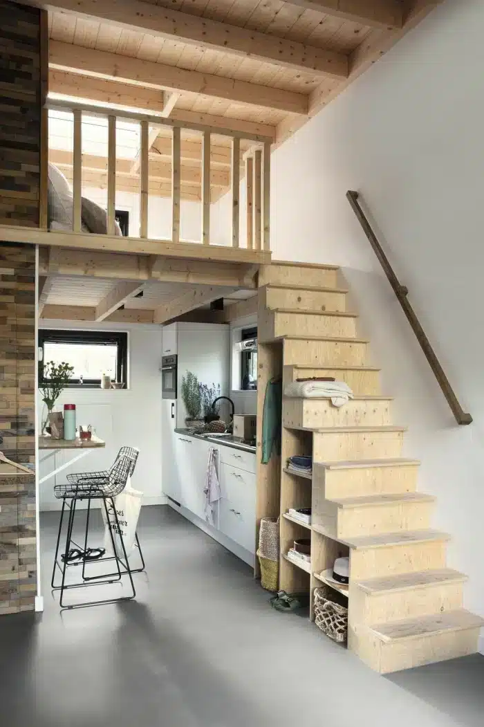 Transform Your Studio Apartment into a Stunning Loft: Expert Tips and Tricks 10 Foto de um ambiente iluminado, mostrando a integração entre cozinha e sala.