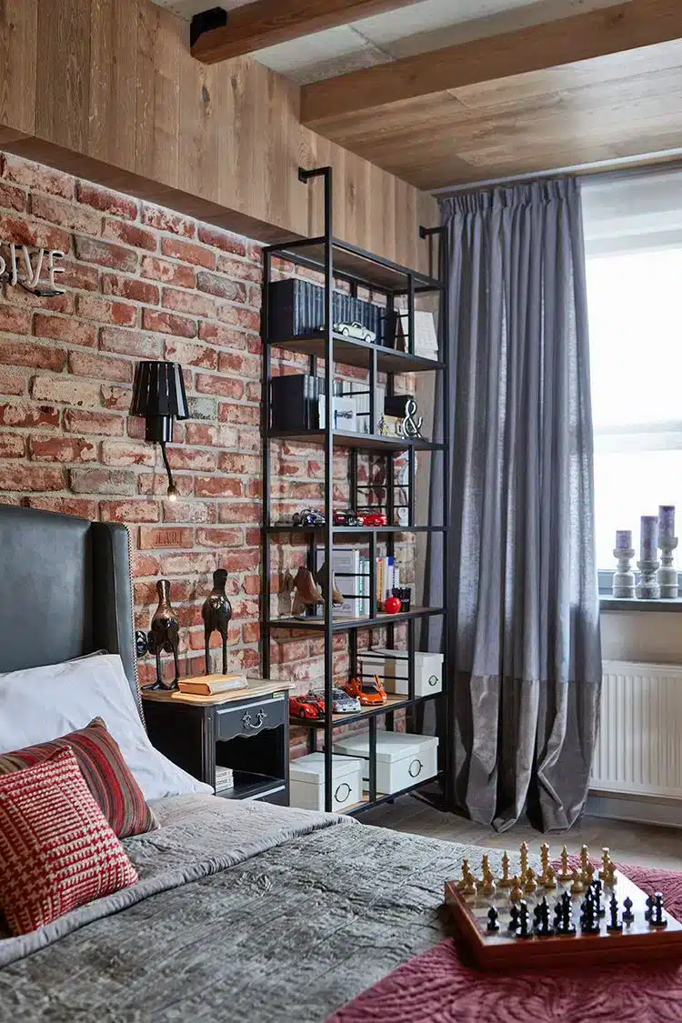 Transform Your Studio Apartment into a Stunning Loft: Expert Tips and Tricks 2 Imagem de um loft com revestimentos rústicos e decorativos, destacando detalhes criativos.