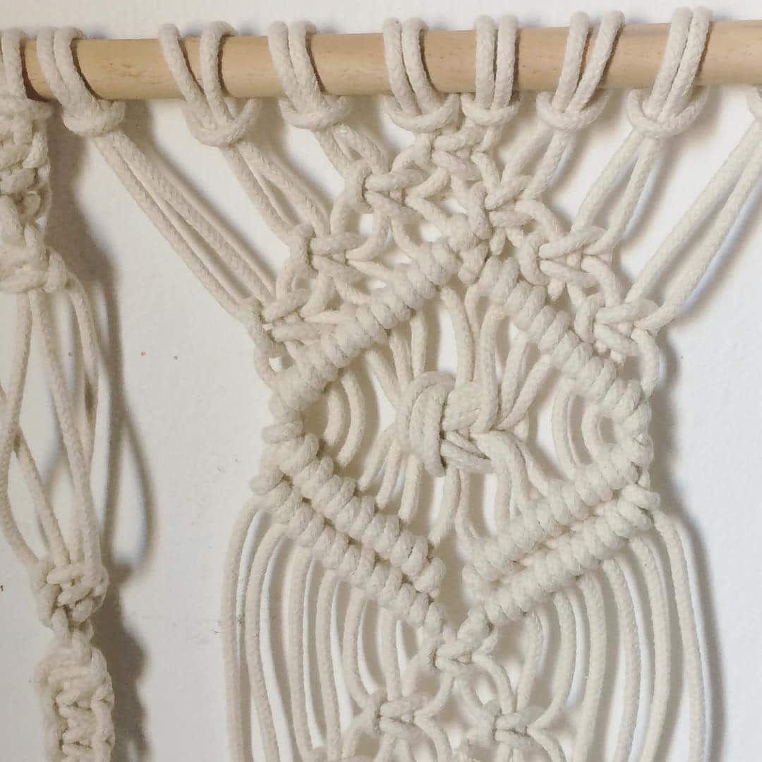 Macramé: Tutorials and 60 Creative Ideas to Master the Technique 10 Imagem de um pequeno objeto decorativo em macramê.