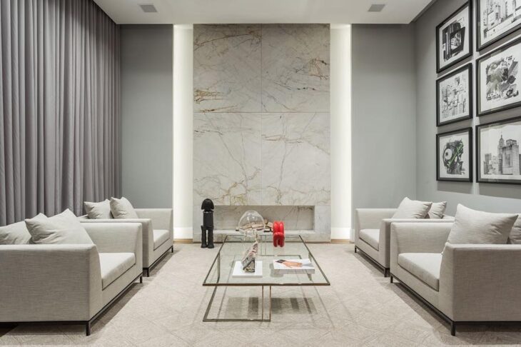White Marble: Types and 60 Stunning Interiors Featuring the Stone 7 Realça a decoração do hall de entrada com mármore branco.