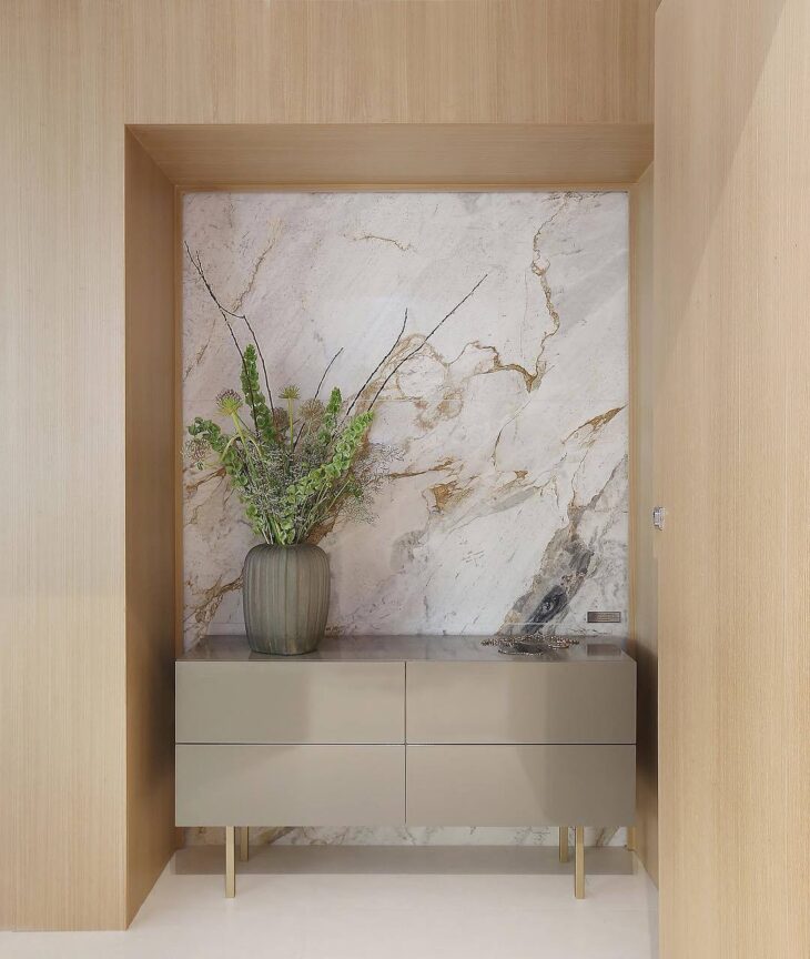 White Marble: Types and 60 Stunning Interiors Featuring the Stone 9 Proporciona elegância e amplitude com piso de mármore branco.