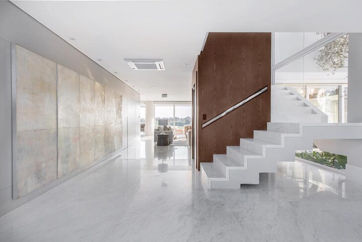 White Marble: Types and 60 Stunning Interiors Featuring the Stone 10 Destaca-se como um deslumbrante painel para a TV.
