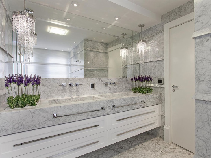 Material nobre, o mármore Carrara é uma pedra clara, com fundo branco e veios acinzentados.