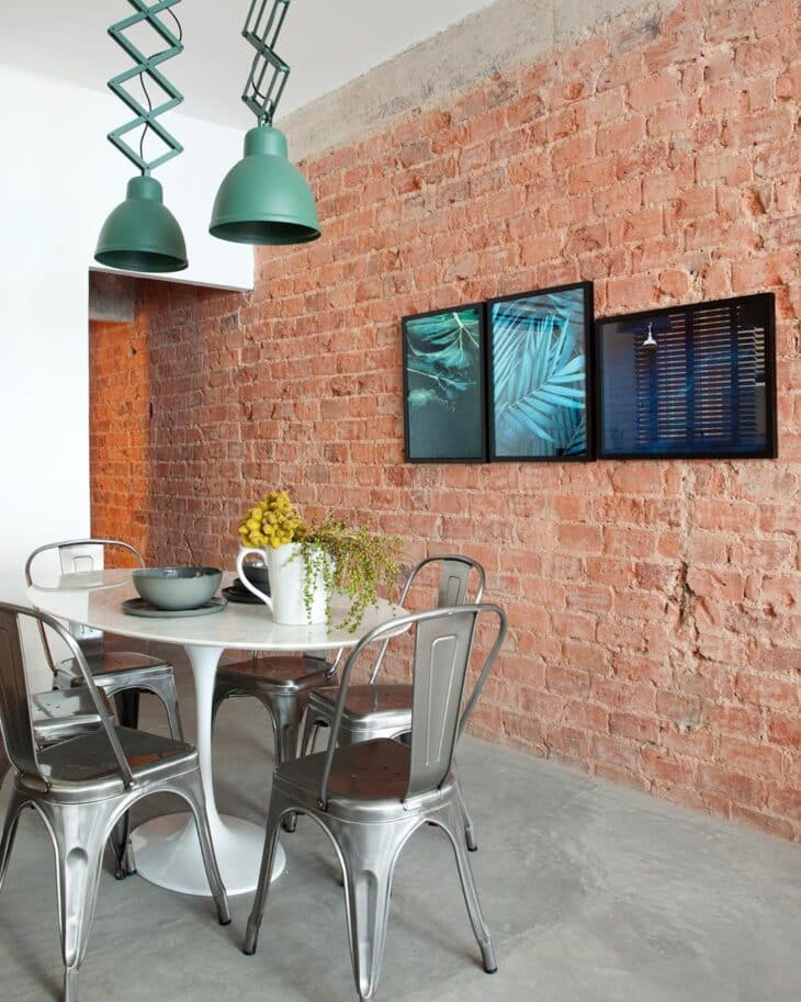 60 Creative Ways to Revamp Your Space with Brick Walls 9 Exemplo de parede de tijolinho em um ambiente rústico.