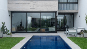 Swimming Pool with Deck: Tips and 70 Ideas for Your Leisure Area 10 Foto de piscina com deck.