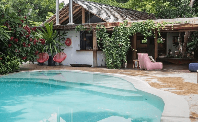 30 Stylish Pool Ideas with a Beach Entry for Ultimate Relaxation 3 Piscina com prainha ideal para relaxar.