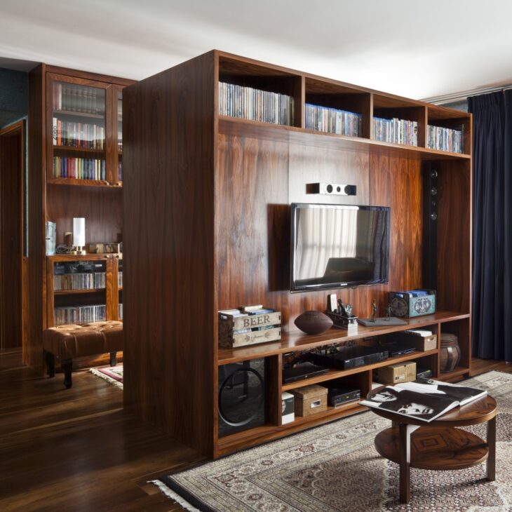 De acordo com o designer de interiores Marlon Castello Branco, do Estúdio + Design, este tipo de piso ainda possui a vantagem de apresentar fácil instalação, dispensando muitas vezes a necessidade de obra civil, além de oferecer facilidade de limpeza e manutenção.