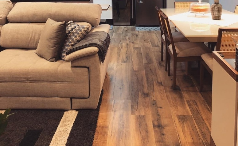 Apartamentos que usam pisos para sala