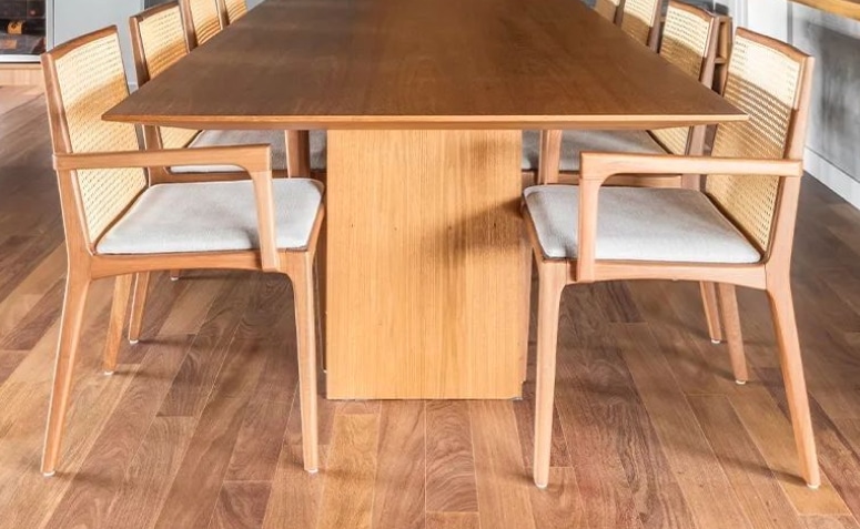 Wood-Look Flooring: Types and Stunning Photos That Impress 7 Ambiente com piso laminado que imita madeira, oferecendo conforto térmico e estético, indicado para quartos e salas.