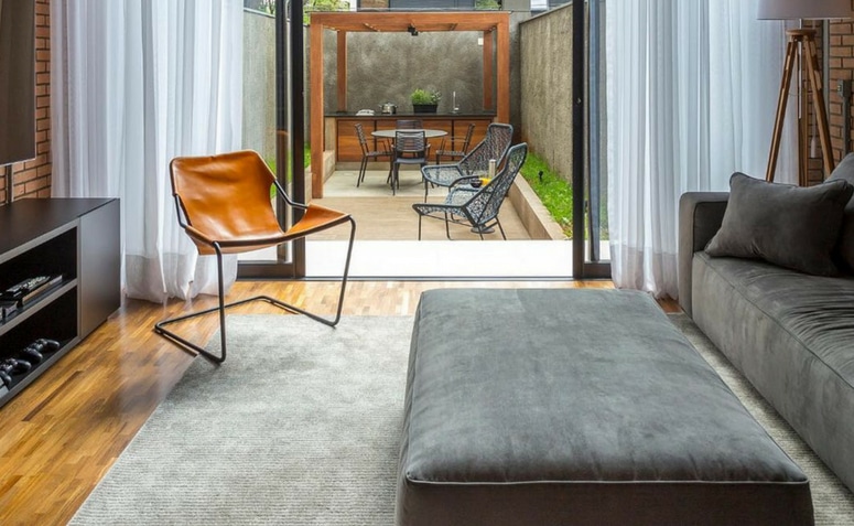 Wood-Look Flooring: Types and Stunning Photos That Impress 5 Piso de porcelanato que imita madeira, ideal para áreas molhadas como banheiros e áreas externas, disponível em diversas tonalidades.
