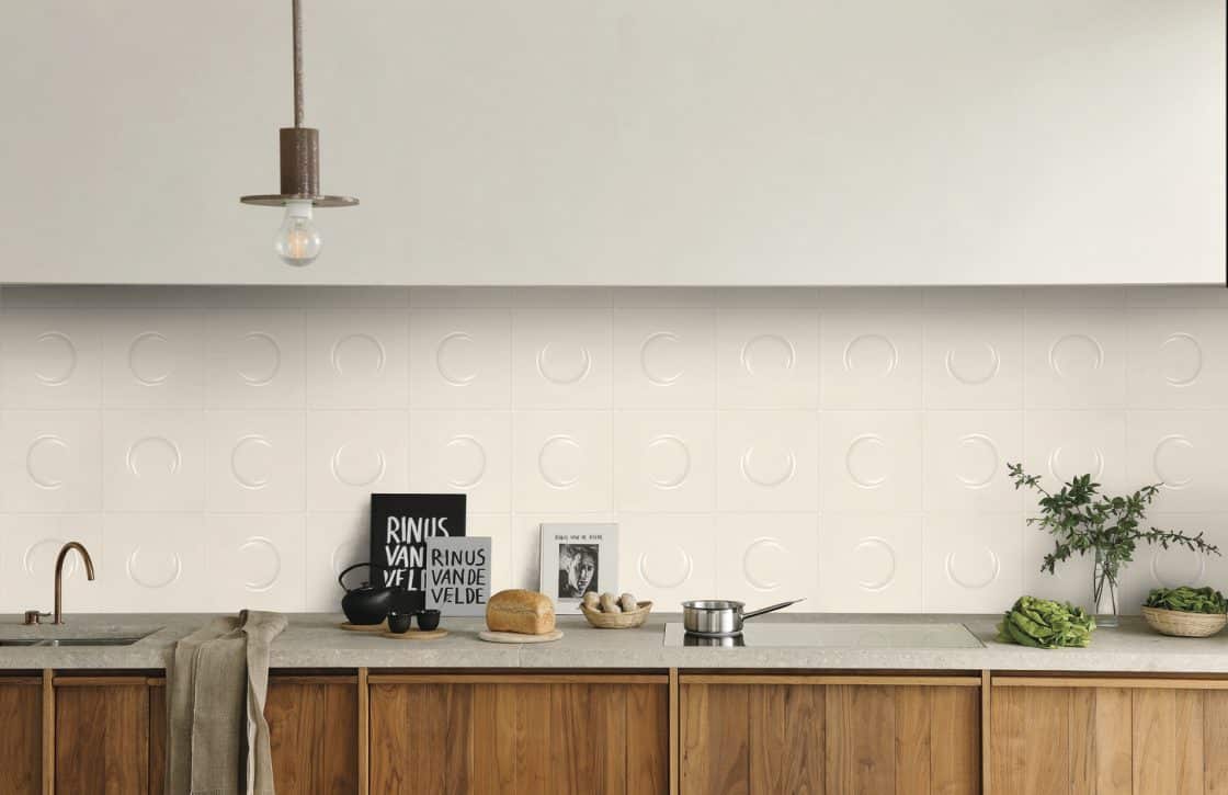 O porcelanato com relevo do kit Eclipse White traz o céu para a sua casa (Projeto: Portobello)