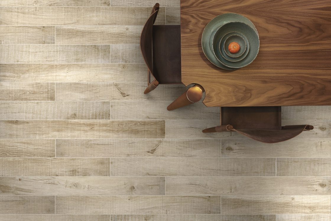 Textured Porcelain: Bringing Personality Within Reach 2 O porcelanato que reproduz a madeira kauri trouxe um toque rústico e, ao mesmo tempo, manteve o ambiente monocromático (Projeto: Portobello)
