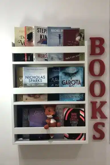 9 Beautiful Bookends to Enhance Your Home Decor 5 Estante estreita para exibição de livros.