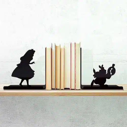 9 Beautiful Bookends to Enhance Your Home Decor 7 Porta-livros com personagens, como de 'Alice no País das Maravilhas'.