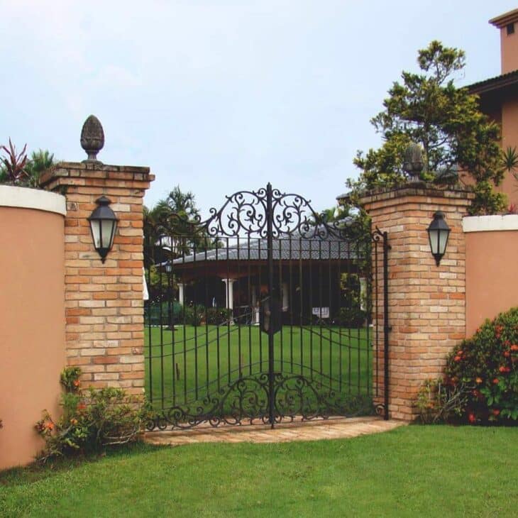 Iron Gates: 50 Incredible Ideas Ranging from Modern to Classic 2 Foto de portao de ferro 5 - 5