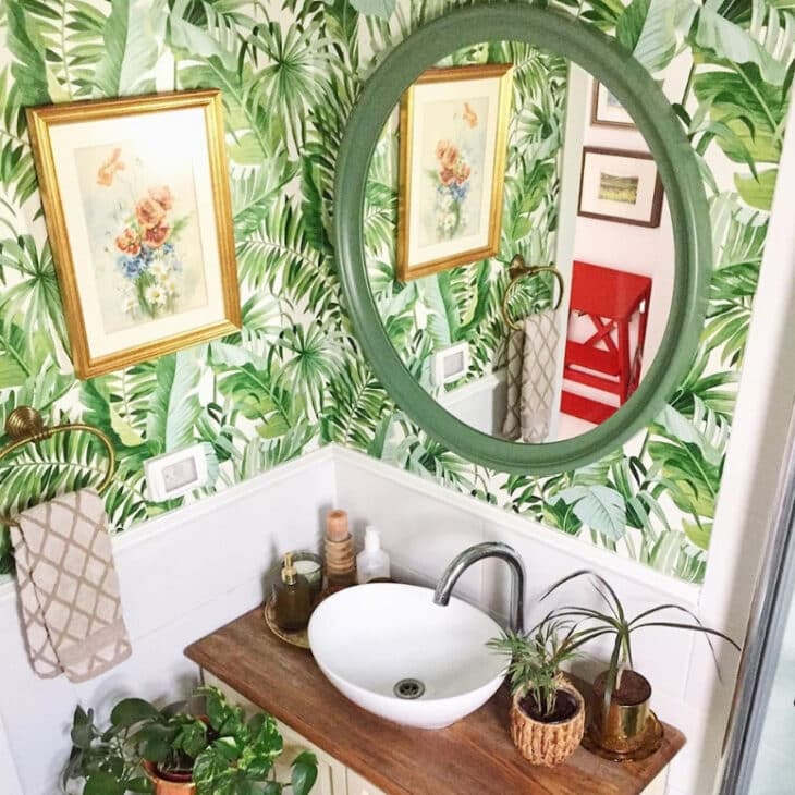 Bathroom Frames: Models and Tutorials to Decorate Your Space 10 Quadros decorativos pendurados em um ambiente de banheiro.