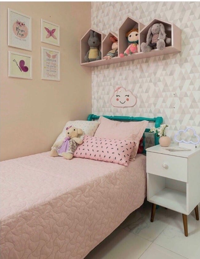 Quarto infantil feminino com decoração delicada