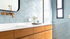 Revestimento hexagonal em ambiente
