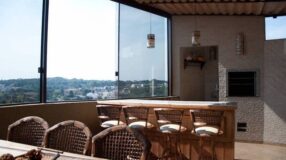 Glass Barbecue: Modern Style for Your Cookouts 9 Revestimento decorativo na churrasqueira de vidro.