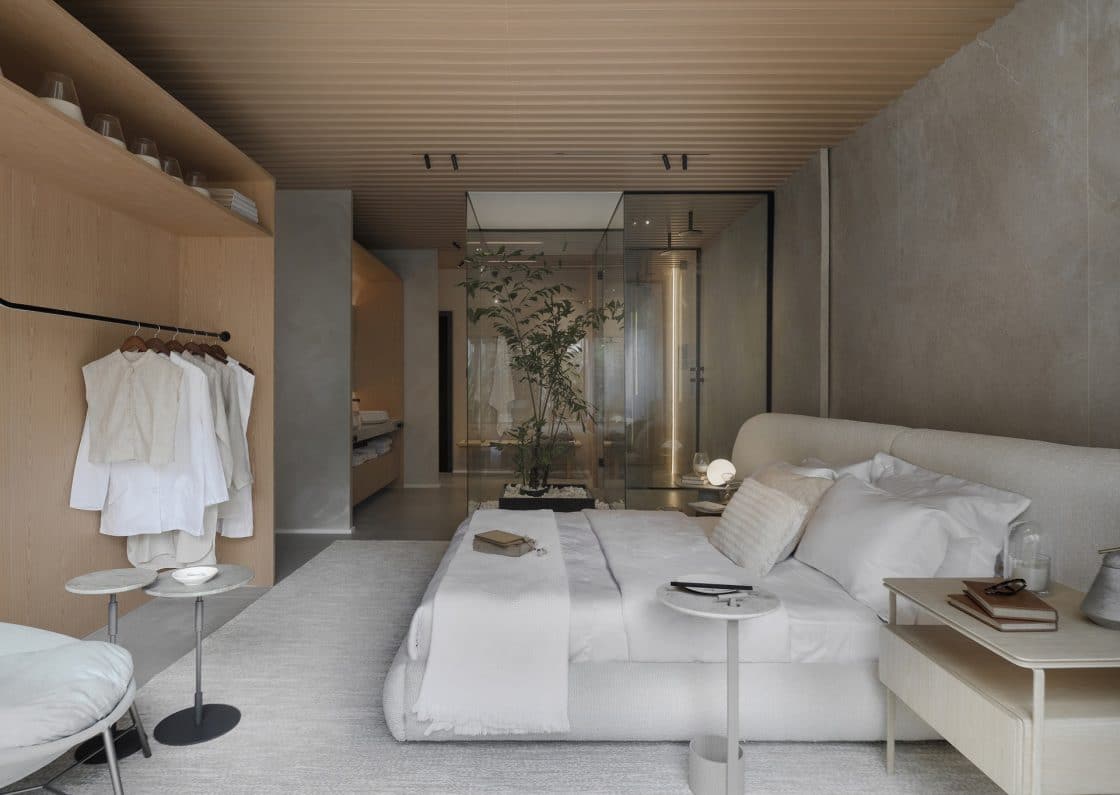 Wall Covering for Bedrooms: Tips to Revamp Your Space 3 Entre os materiais mais práticos e resistentes para paredes, porcelanato é destaque (Projeto: Mariana Maisonnave)