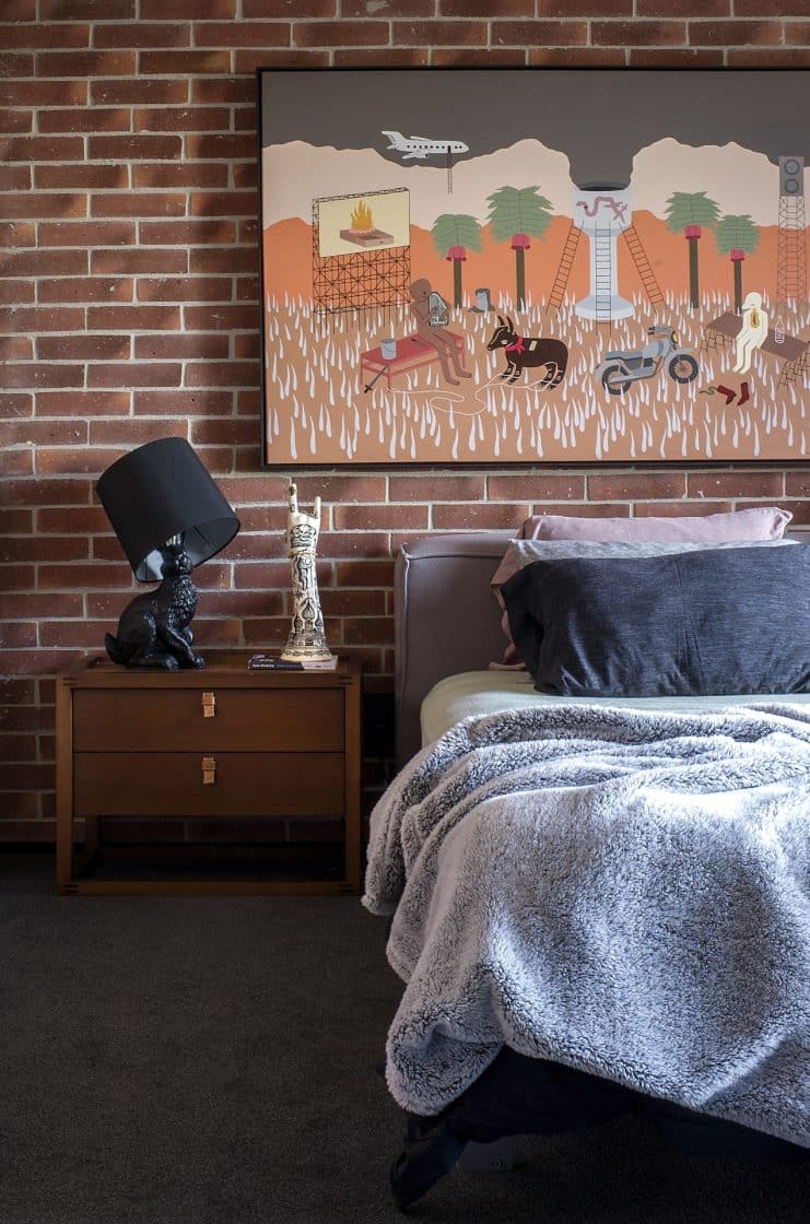 Wall Covering for Bedrooms: Tips to Revamp Your Space 5 O tijolo aparente dá um toque industrial e rústico ao quarto. Pode ser uma opção interessante usar pedra natural também. (Projeto: Paula Sizinando)