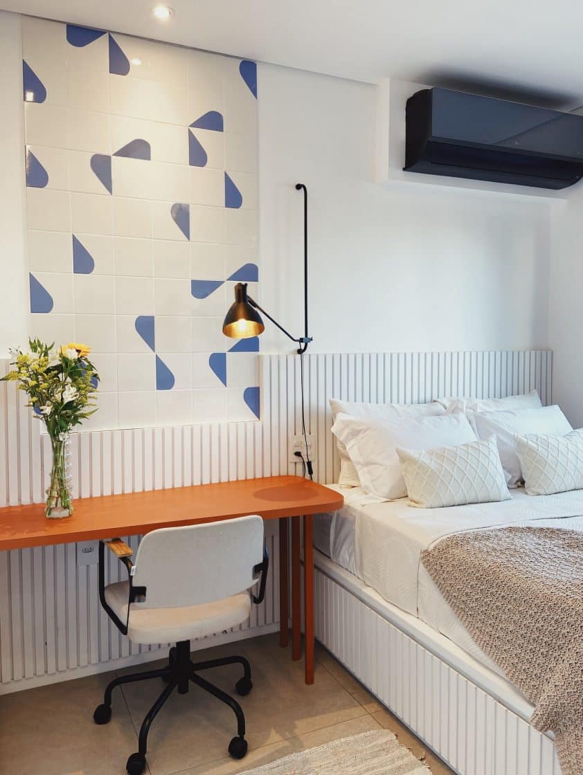 Wall Covering for Bedrooms: Tips to Revamp Your Space 10 Na hora de criar painéis com cerâmica para o quarto, o céu é o limite (Projeto: Estúdio Pitaya)