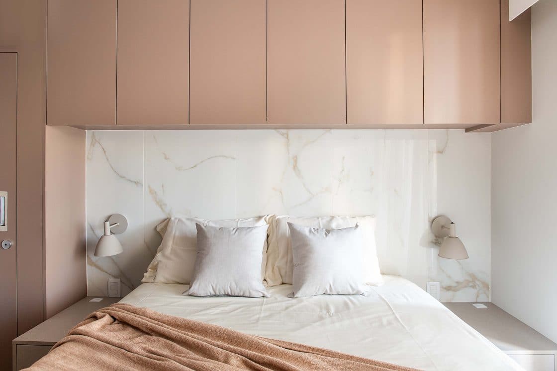 Wall Covering for Bedrooms: Tips to Revamp Your Space 9 Cabeceira em porcelanato é elegante e prática (Projeto: Stilo Arquitetura)