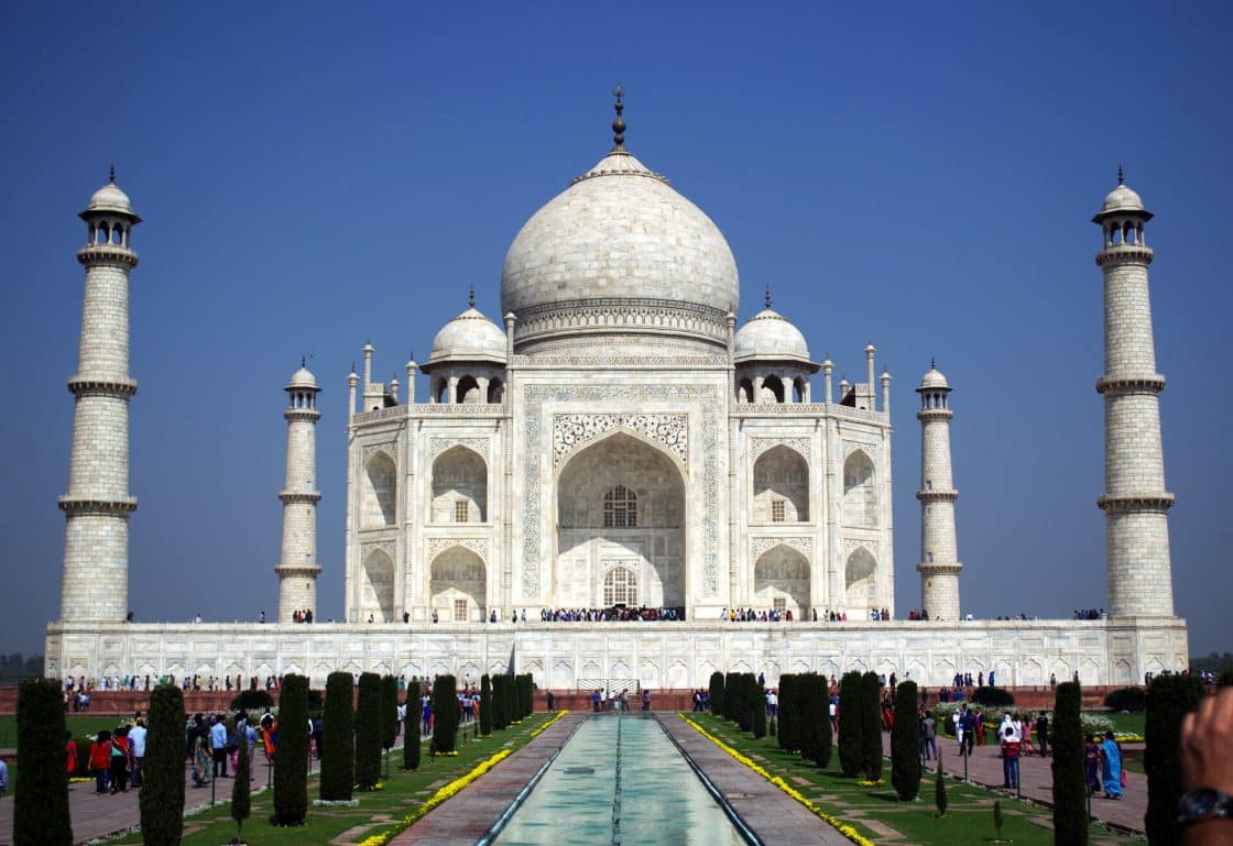 Uma das sete maravilhas do mundo moderno, o Taj Mahal é revestido por mármore.