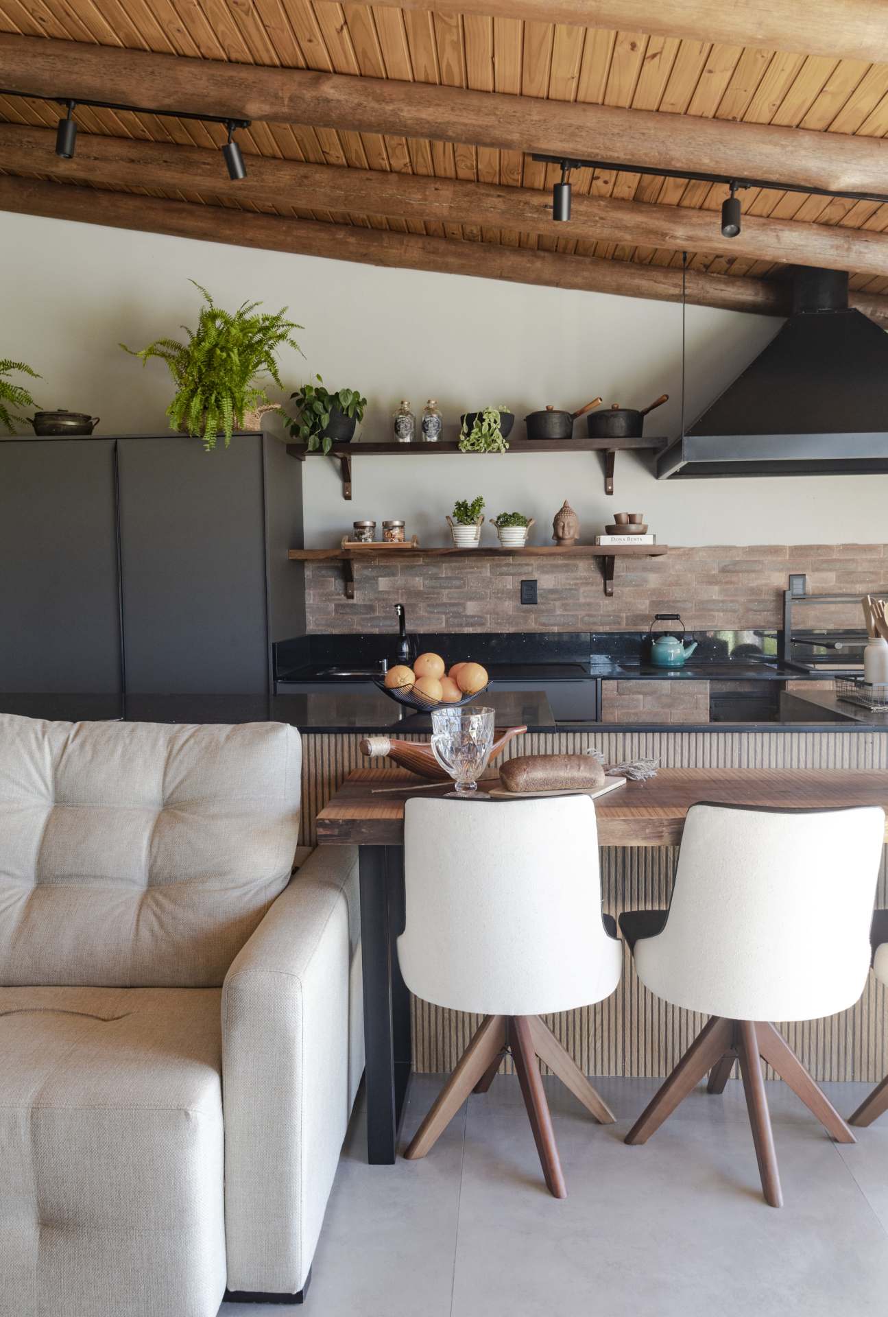 Exploring the Charm of Brick Decoration: A Modern Take on Classic Clay Bricks 7 Nuances dos tijolinhos King's Road 6,5x23 cm, da linha Brit, da Portobello, dialogam com os tons de madeira da decoração (Projeto: Vit Bianchini / Foto: Ana Paula Godoy e Arthur Cunha)