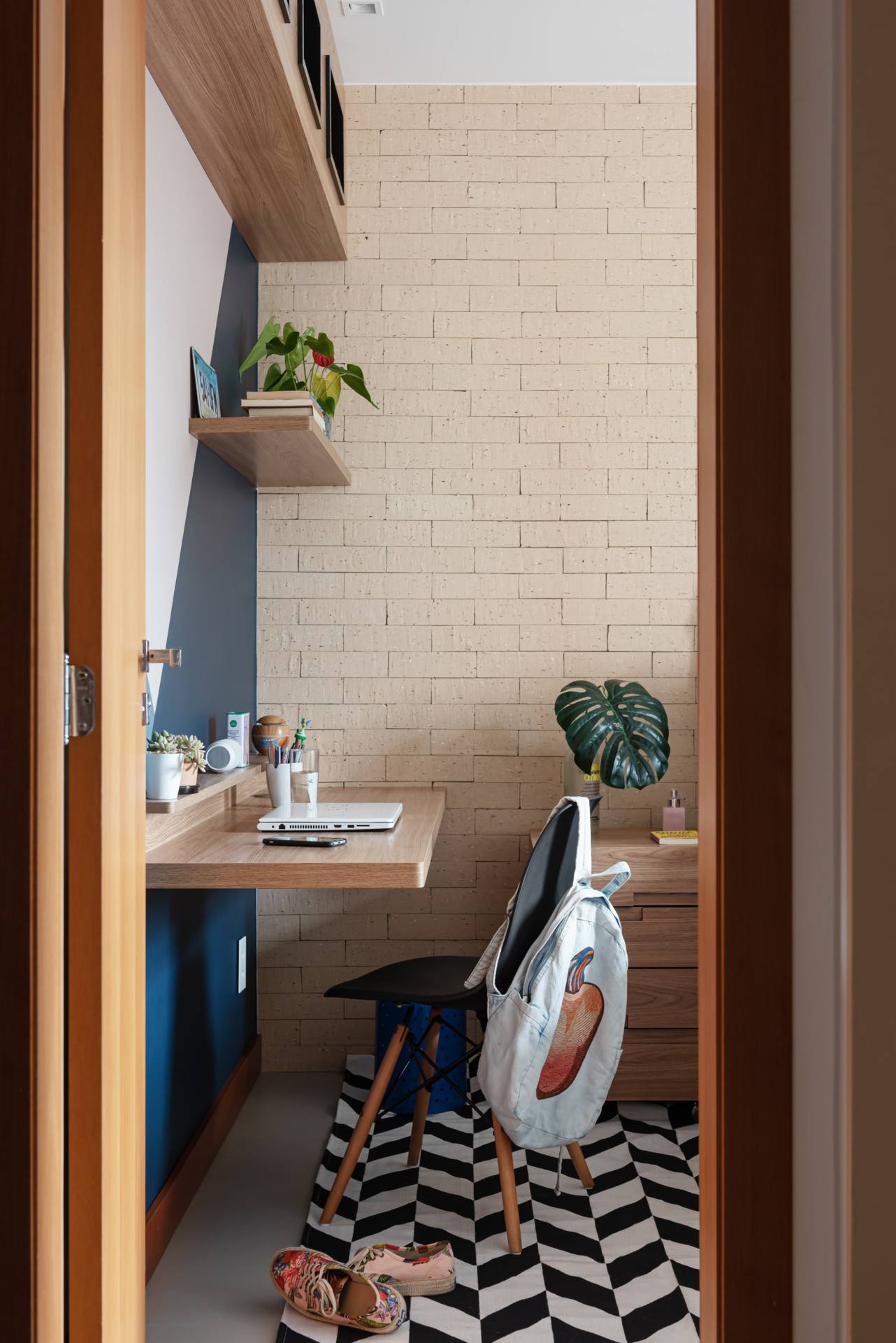 Exploring the Charm of Brick Decoration: A Modern Take on Classic Clay Bricks 2 Quarto inspirador e moderno com revestimento Westminster 6,5x23, da linha Brit (Projeto: Gabriela Greppe)