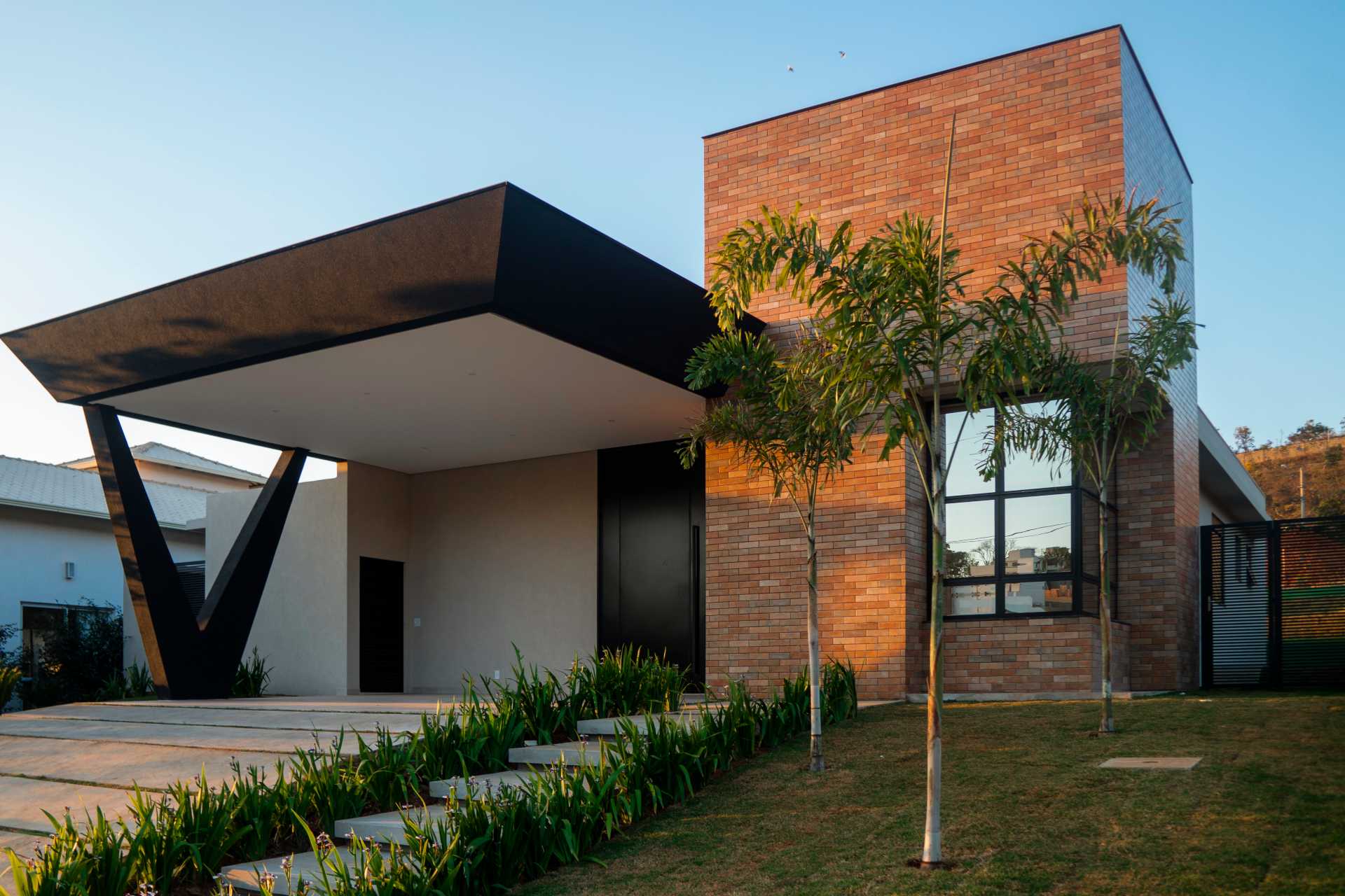 Exploring the Charm of Brick Decoration: A Modern Take on Classic Clay Bricks 5 Fachada moderna com tijolinhos Georgian Red 7x26 cm, da linha All Bricks, da Portobello (Projeto: Pavilhão 95 Arquitetura / Foto: GB Comunicação)