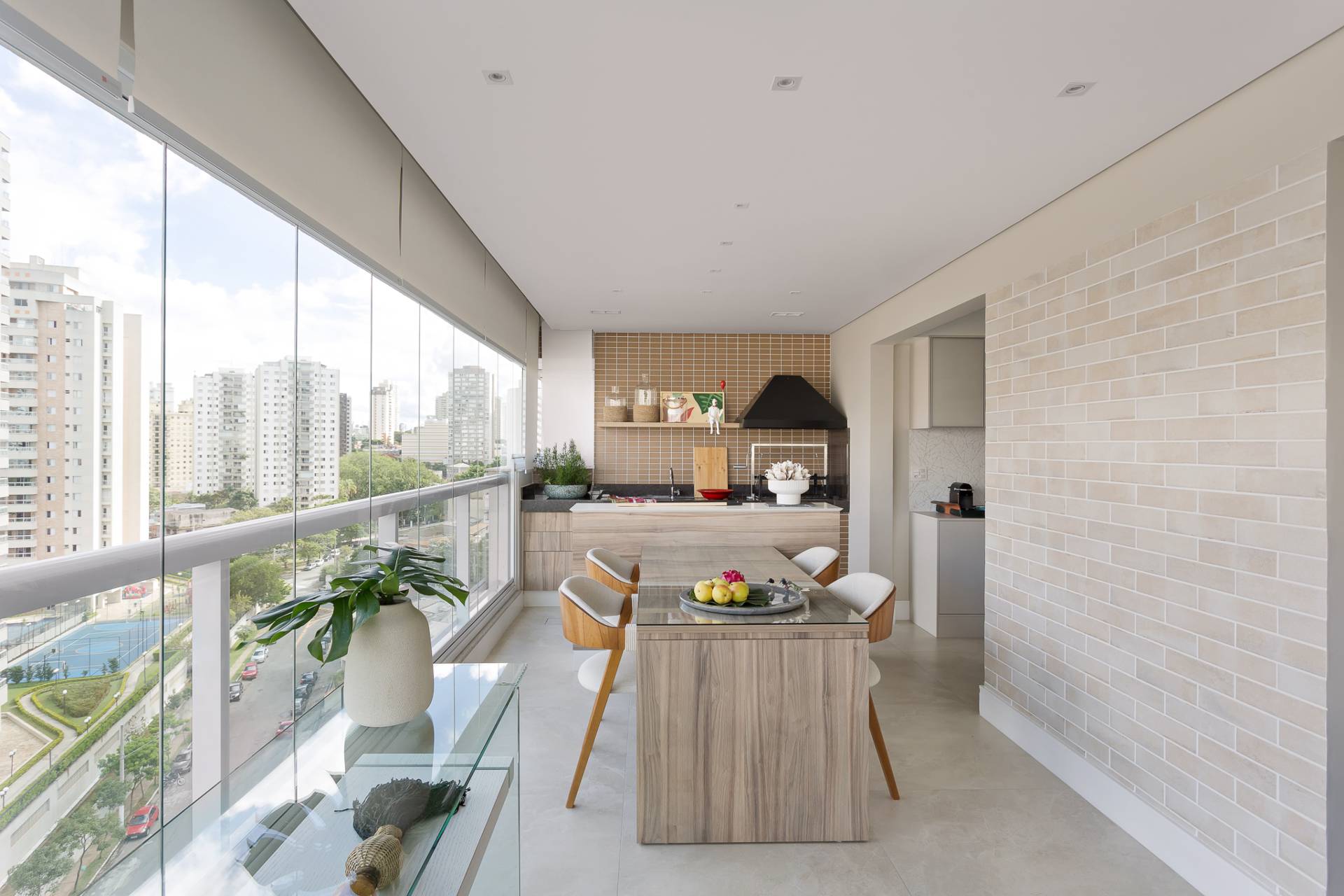Exploring the Charm of Brick Decoration: A Modern Take on Classic Clay Bricks 9 Nessa varanda onde predominam os tons neutros, foram usados os tijolinhos Cambridge White, da linha All Bricks (Projeto: Juliana Faria)