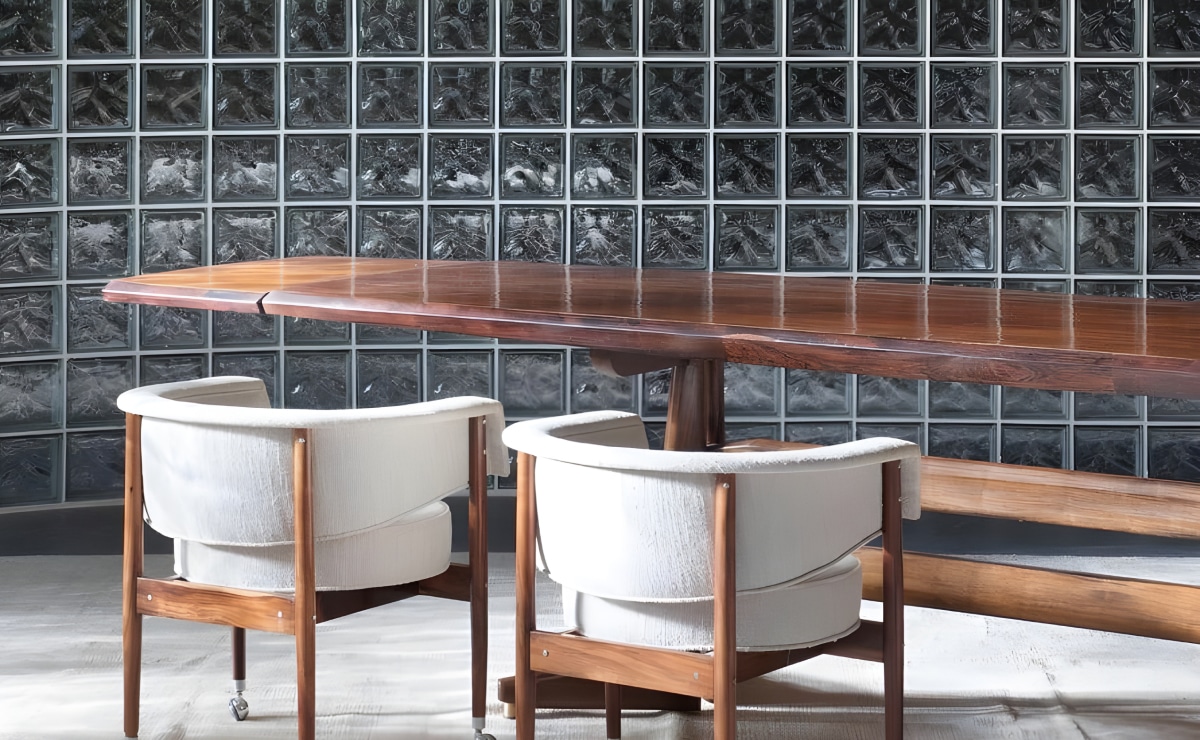 60 Creative Ways to Revamp Your Space with Brick Walls 7 Imagem de tijolo de vidro em um ambiente.