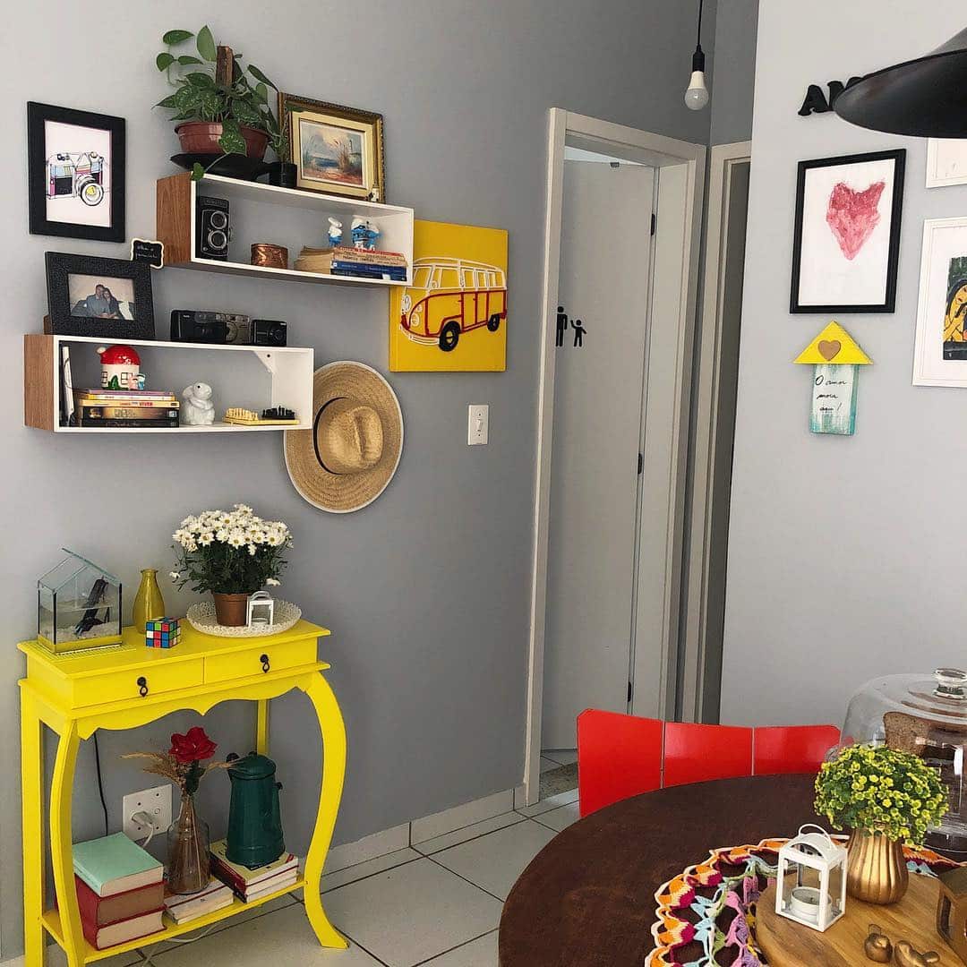 Decoração leve e descontraída com detalhes em amarelo.