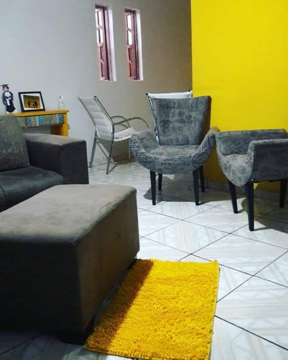 Cozinha planejada com nichos em tom amarelo para um visual leve e despojado.