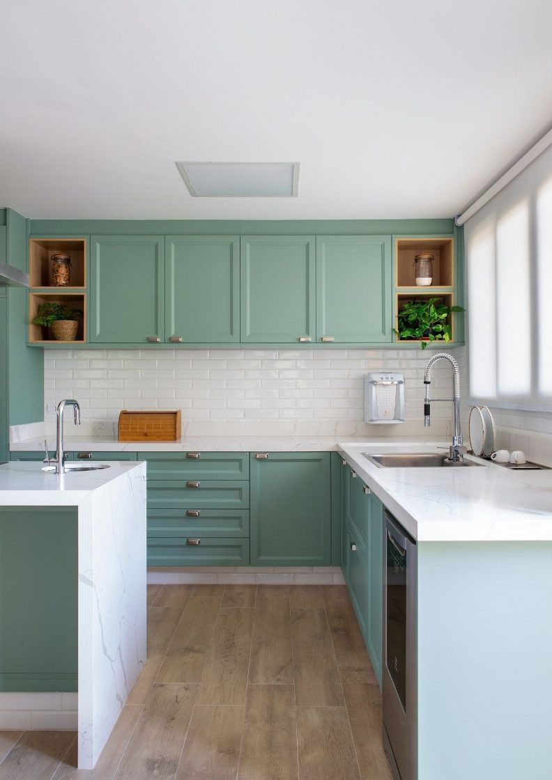 Cores pastel, como verde, dão toque vintage a ambientes com tijolinho branco (Projeto: Juliana Abad)