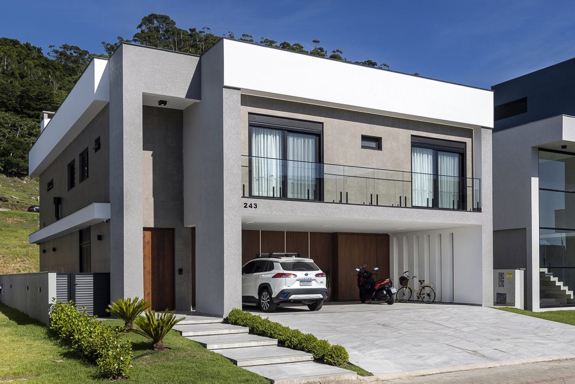 Usar materiais de qualidade garante a boa durabilidade do revestimento para rampa de garagem (Projeto: Dalma Meneses Arquitetura)