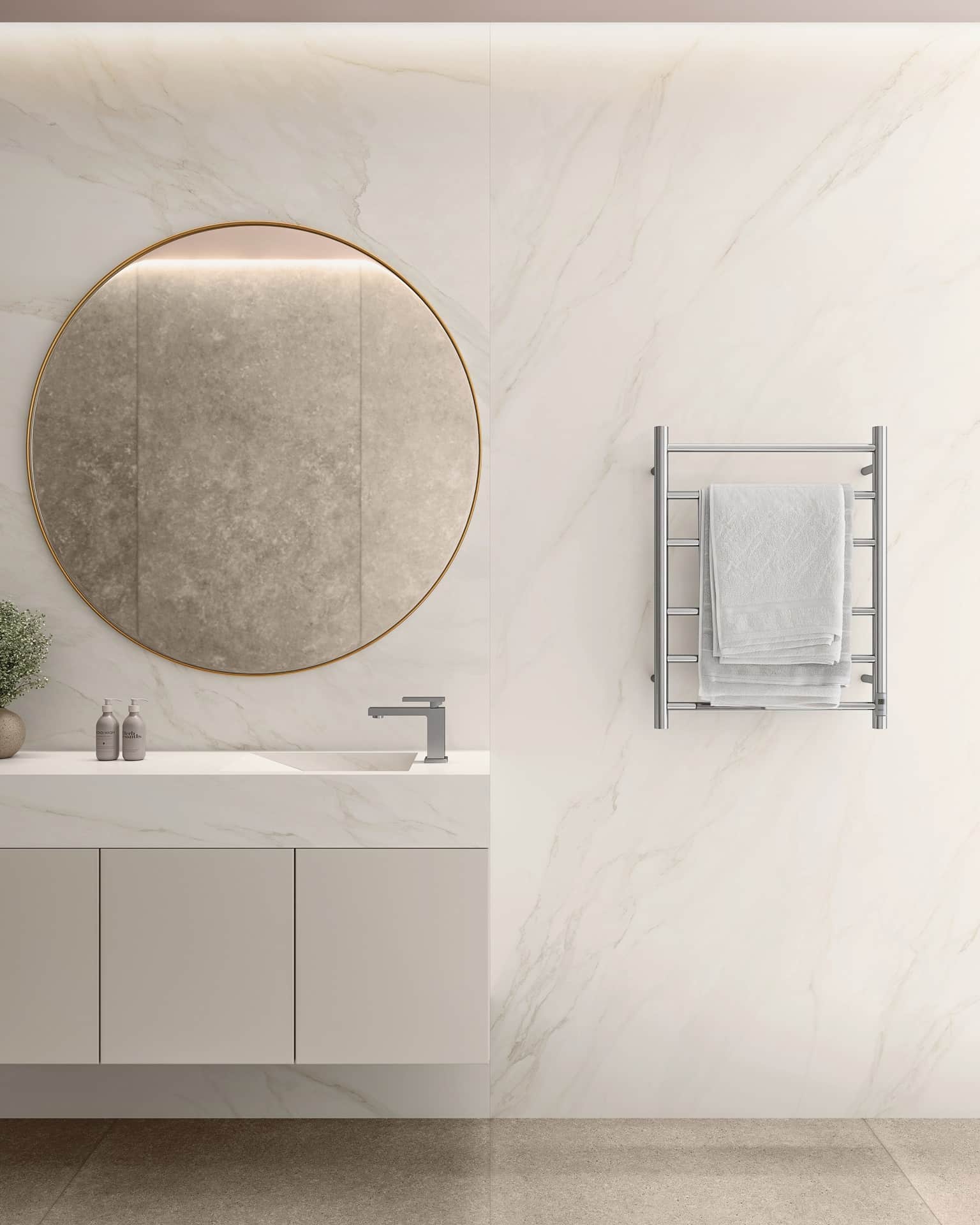 Detalhe de banheiro com porcelanato carrara na parede. Há uma bancada, um espelho redondo e um toalheiro elétrico