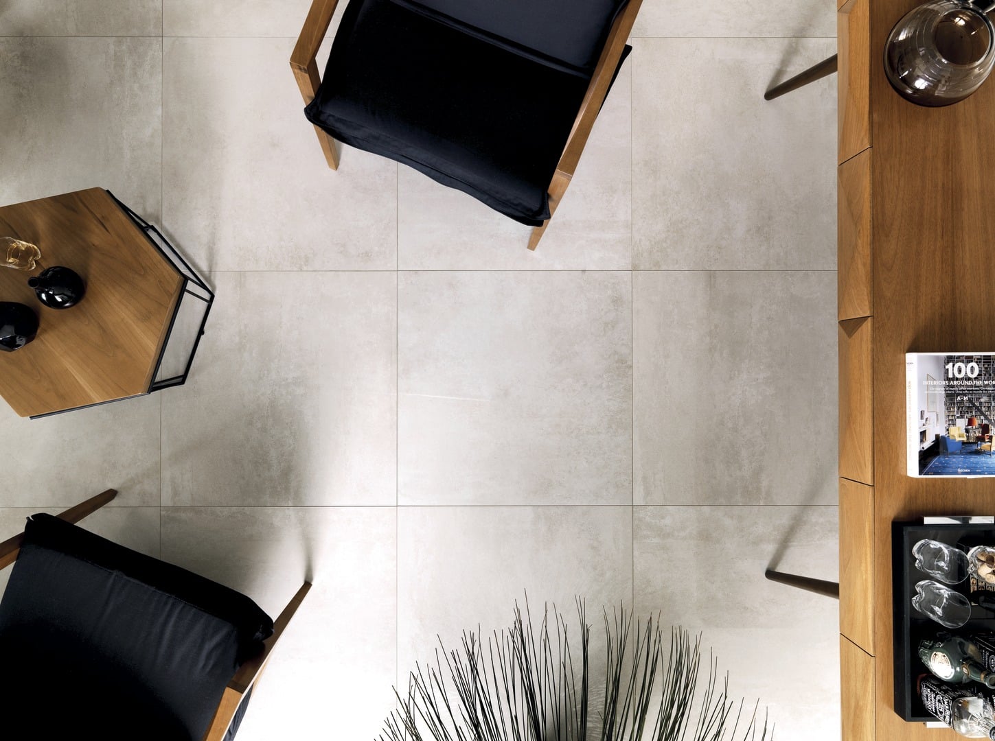 Concrete Effect Porcelain Tile: Add an Urban Touch to Your Decor 10 É possível encontrar porcelanato cimento queimado nos acabamentos natural, polido e EXT (Projeto: Portobello)