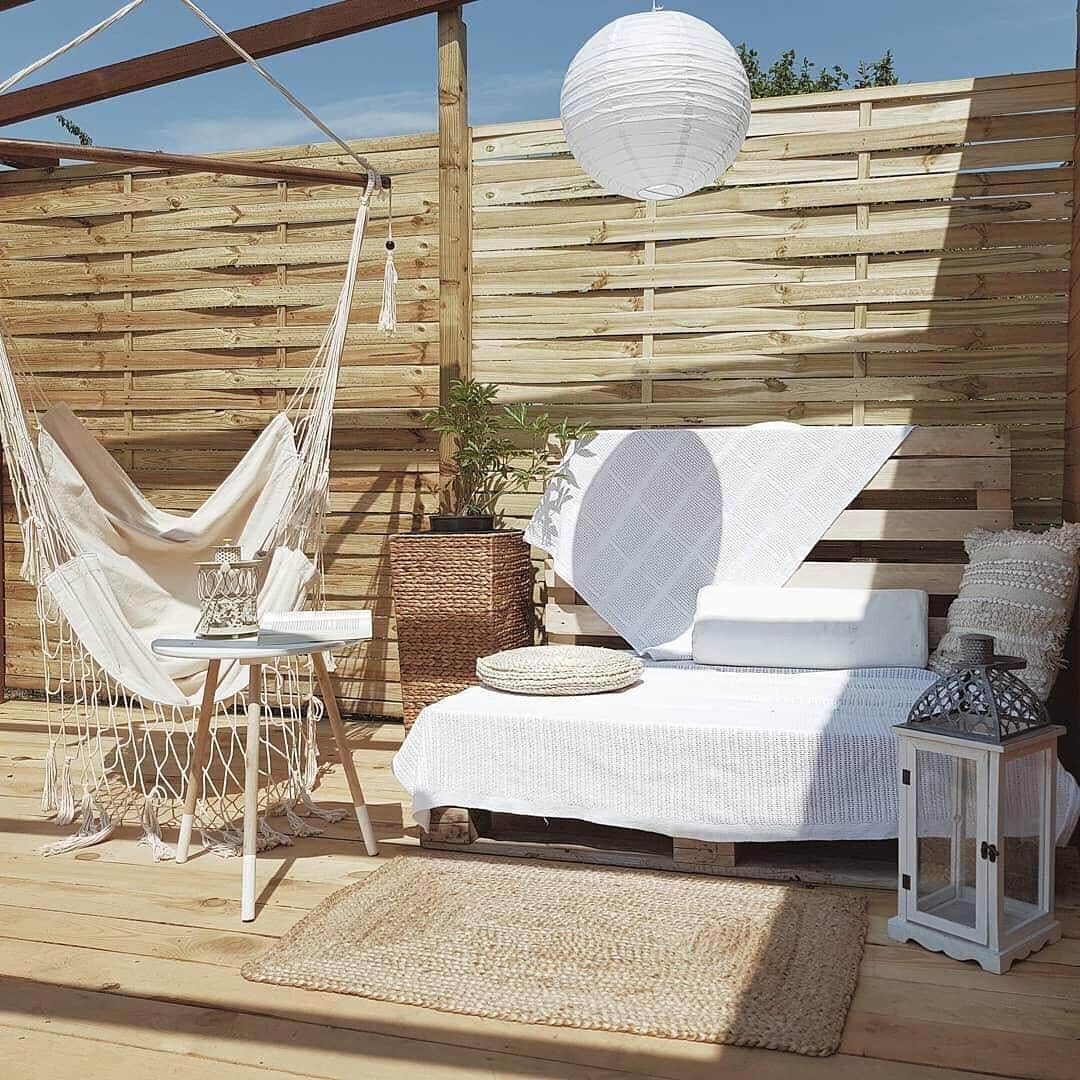 Sustentável, o espaço faz uso de pallets para compor a varanda