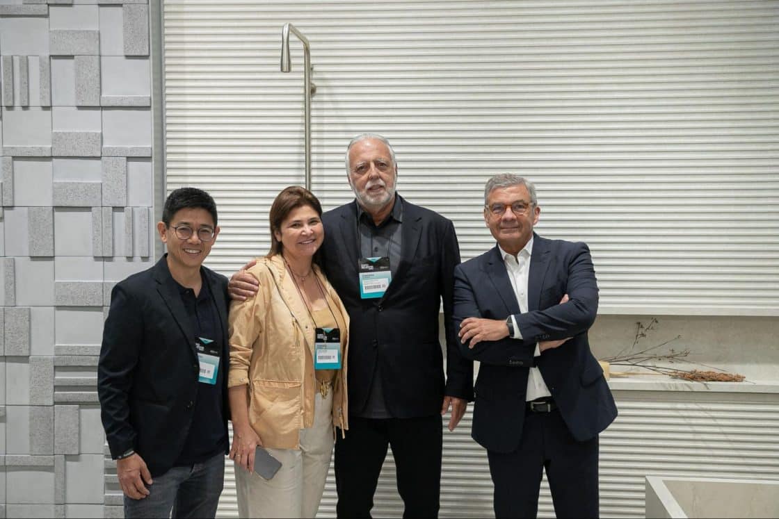 John Suzuki, CEO, Chris Ferreira, CCO, Cesar Gomes Junior, chairman, e Mauro do Valle, conselheiro da Portobello Grupo, recebem o Best in Show por V Stone Graffi (Foto: Guto Campos)