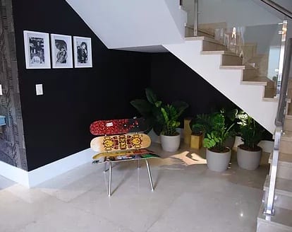Decoração embaixo da escada com um minijardim.