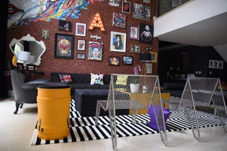Parede da sala de estar como galeria de arte com elementos decorativos.
