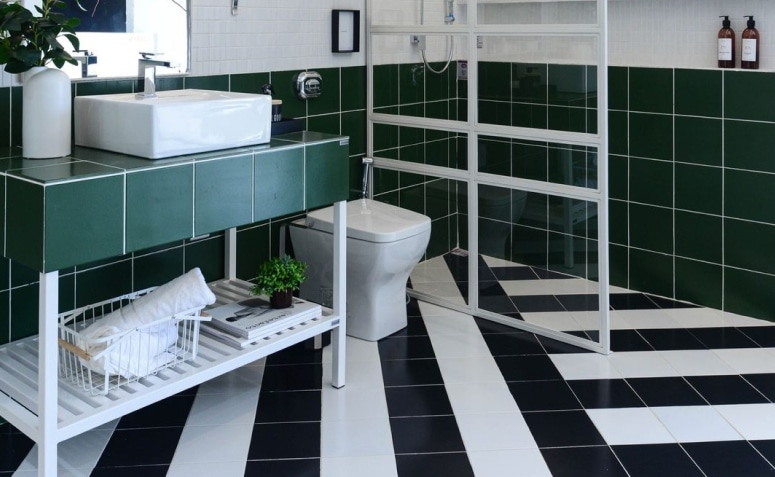 Exibição de cerâmicas para banheiro em estilo moderno e sofisticado.