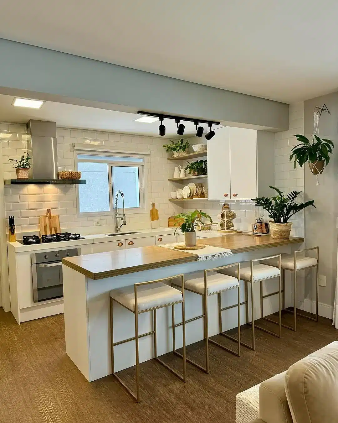 IS IT WORTH USING VINYL FLOORING IN THE KITCHEN? WHAT NO ONE TELLS YOU ABOUT THIS MATERIAL 7 Imagem de uma cozinha americana com vista para outro ambiente.