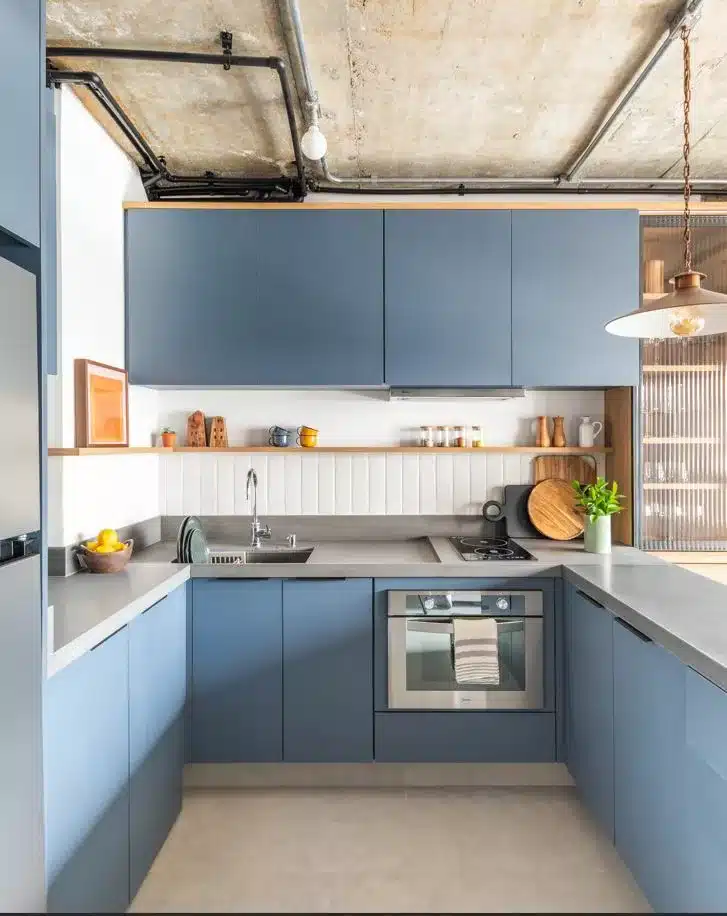 Imagem de uma sala de estar colorida, com um sofá e poltronas de diferentes cores.