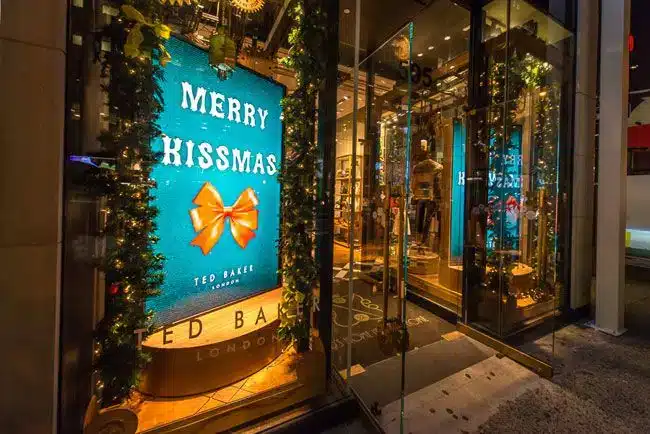 Um display digital como da Ted Backer, loja de roupas de lucho, exibe anúncios que chamam a atenção dos compradores. Também garante um visual simples e muito elegante.