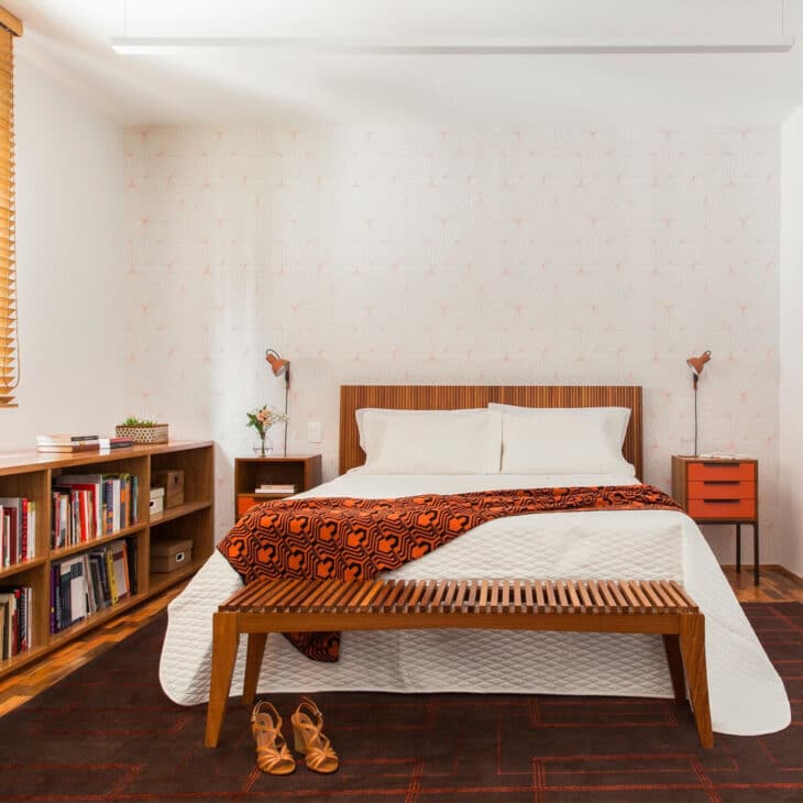 Um quarto ambientado com madeira é uma escolha certeira.