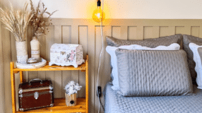 Geometric Walls: 70 Inspiring Ideas to Decorate Your Space 5 Uma das pinturas mais fáceis dessa tendência é a parede geométrica mosaico. Com a fita crepe, você criará diversos triângulos desproporcionais por toda a parede, pintando com cores variadas o interior de cada um deles. Depois de arrancar todas as fitas, o efeito fica surpreendente!
